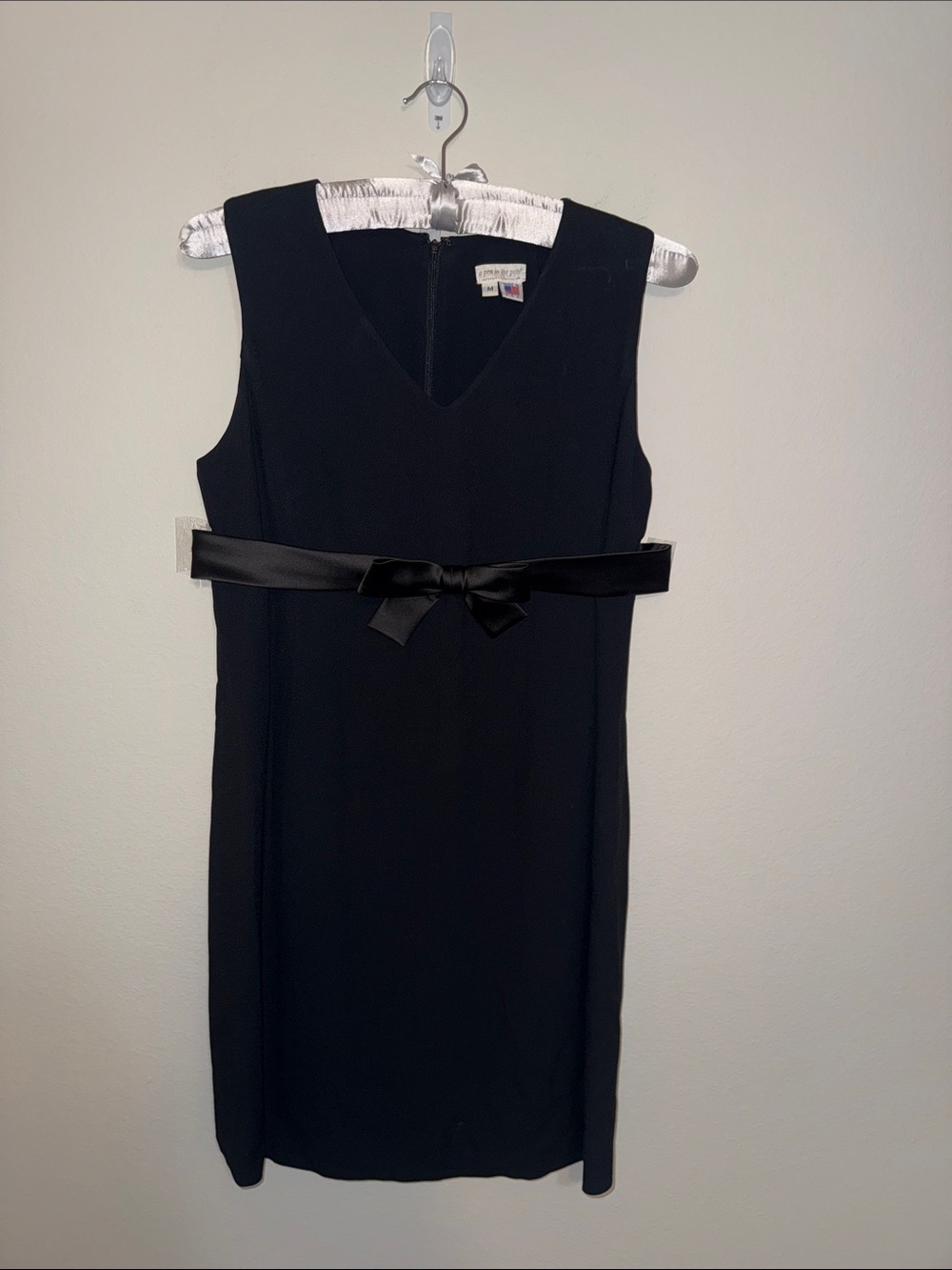 A Pea in the Pod Black Sleeveless V-Neck Midi Dress with Satin Bow - Medium